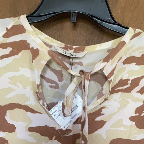 Tucker camo silk blouse ties at neckline size XS - Picture 7 of 14